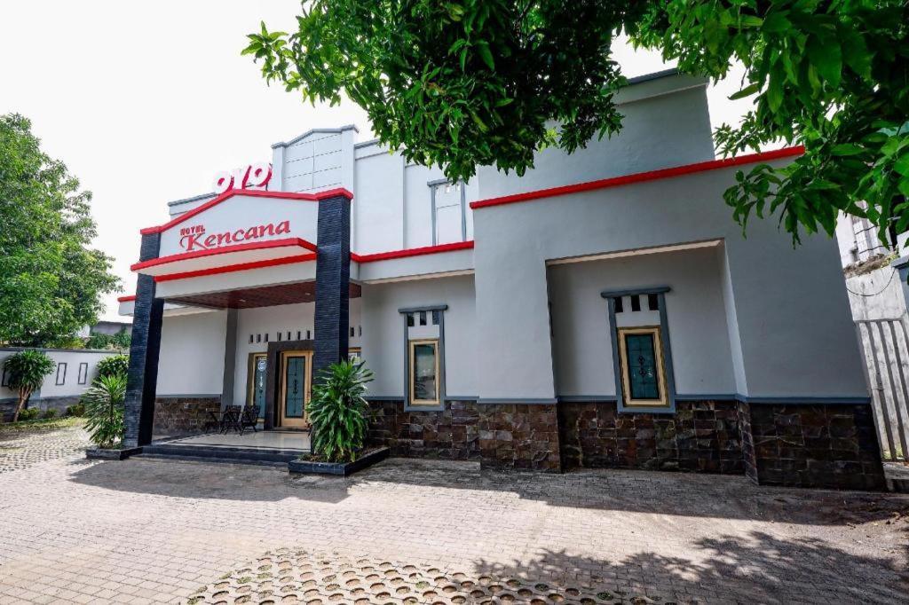 Hotel Super Oyo 2436 Kencana 2*