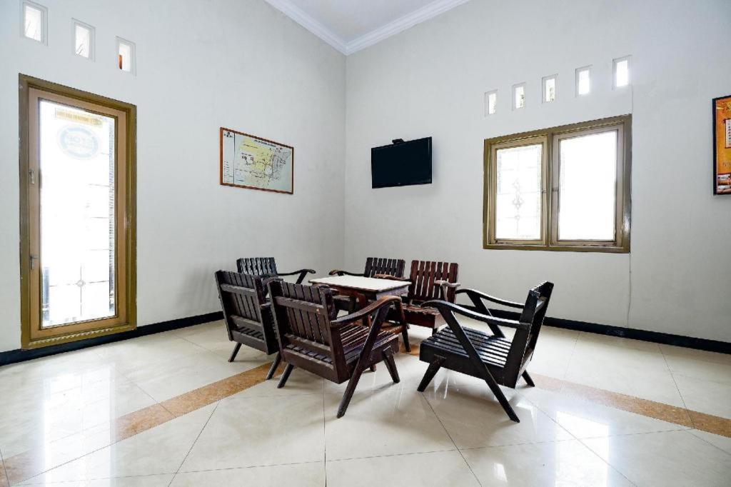 Super Oyo 2436 Kencana Hotel