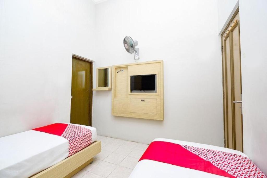 Hotel Super Oyo 2436 Kencana 2*